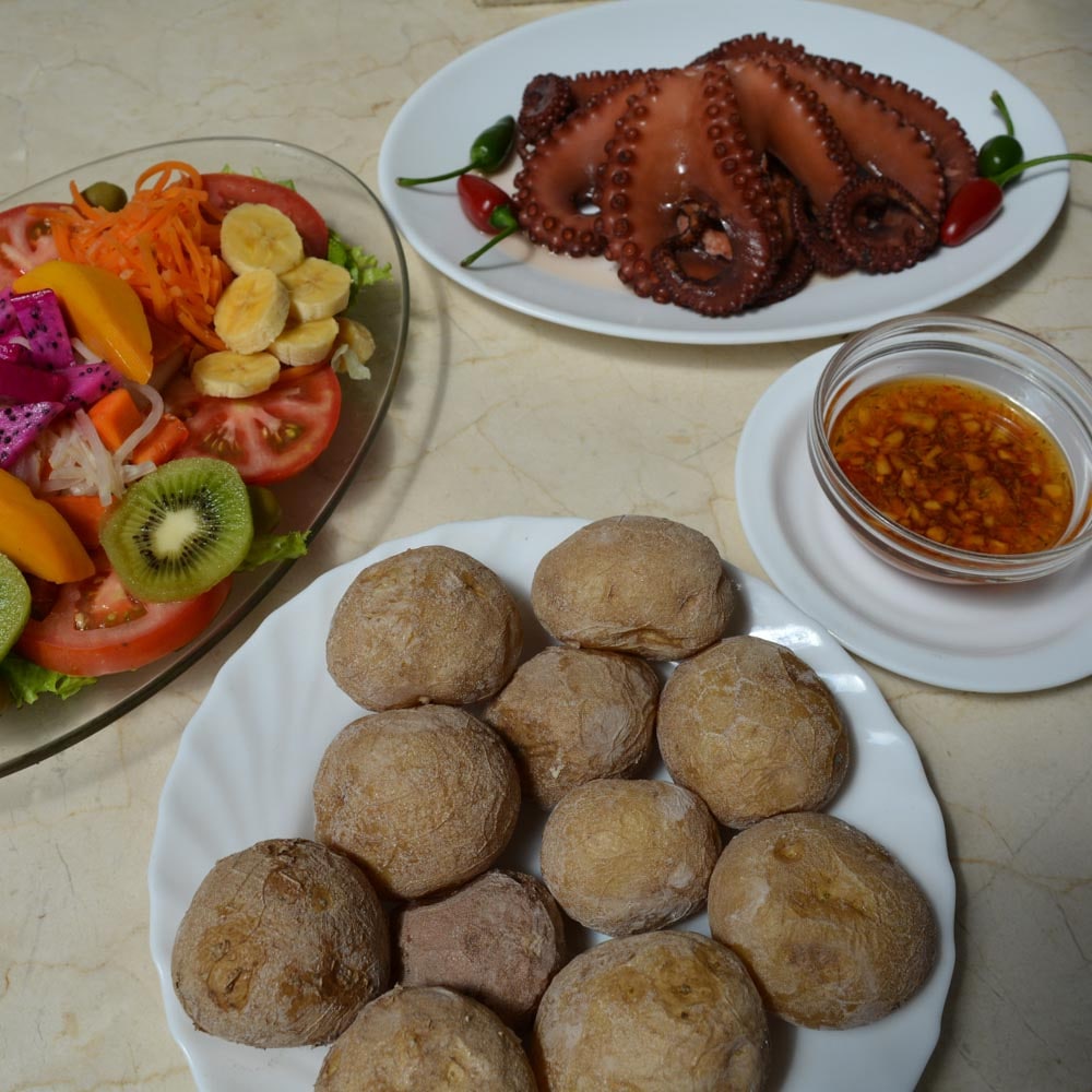 Pulpo guisado con ensalada y papas arrugadas - Placer culinario en Casa África Restaurante Playa