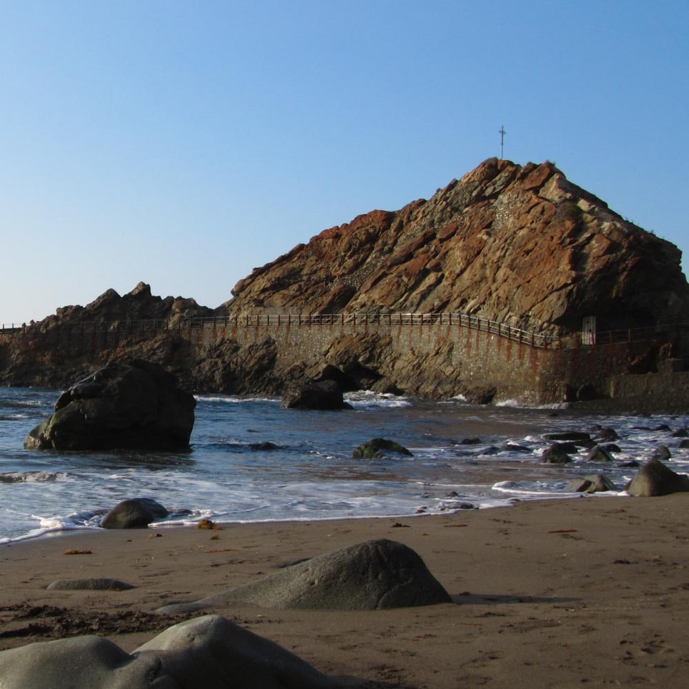Vista de la playa de Almáciga - Paseo marítimo y rompe olas en Casa África Restaurante Playa&quot;