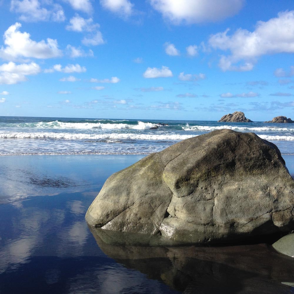 Paisaje del mar y arena negra volcánica canaria - Encanto de las Islas Canarias en Casa África Restaurante Playa