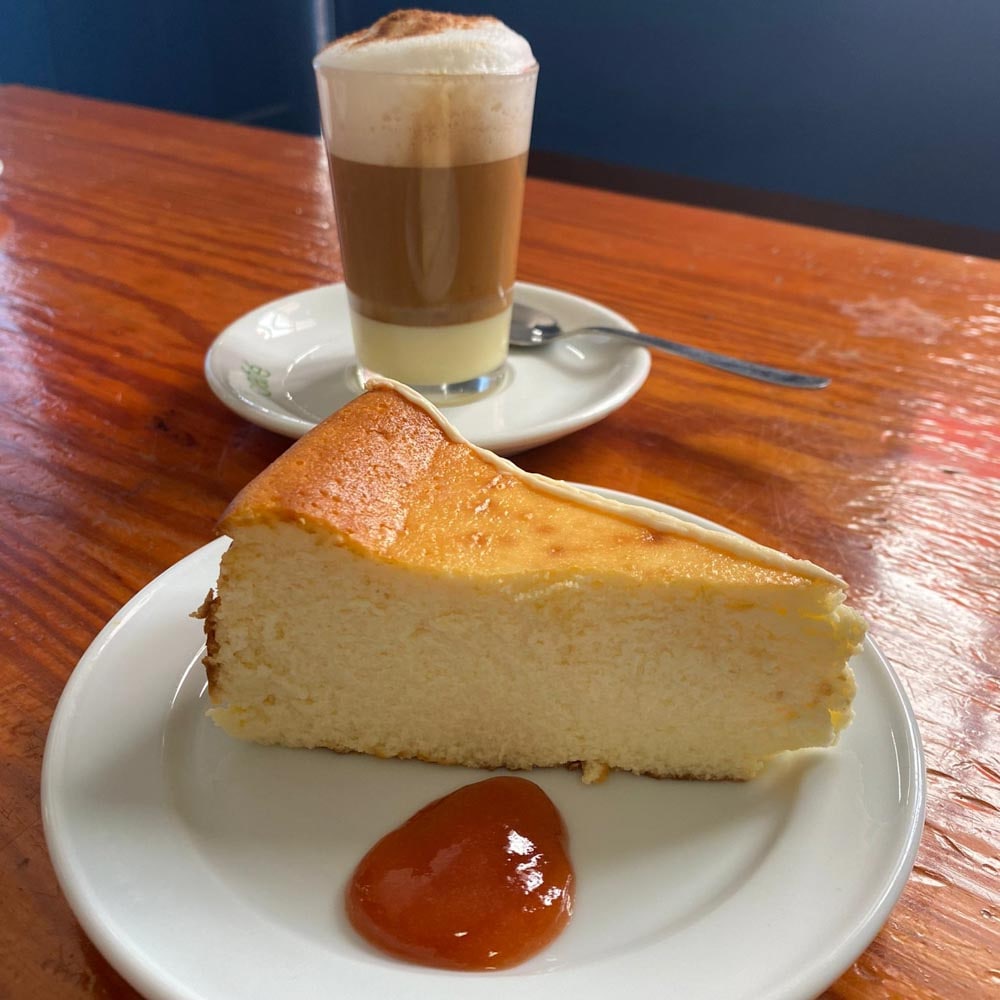 Quesillo con barraquito - Postre canario en Casa África Restaurante Playa