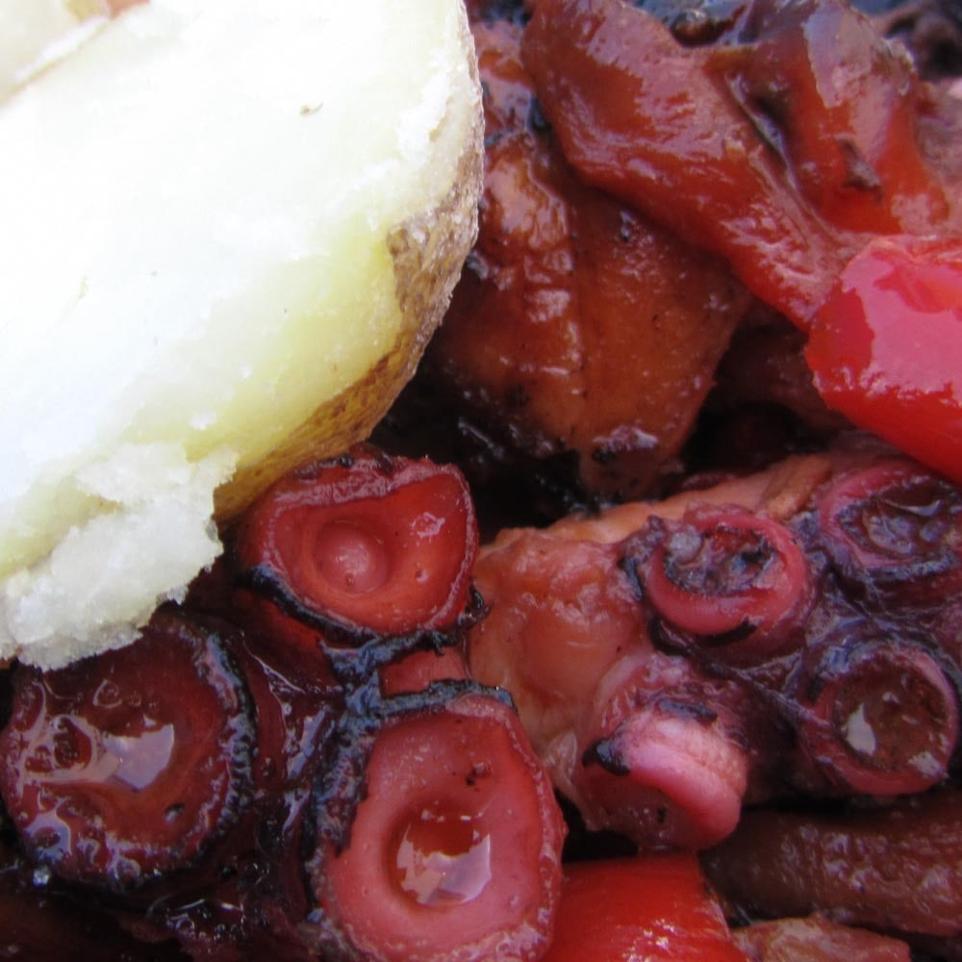 Pulpo con papas arrugadas - Especialidad en Casa África Restaurante Playa